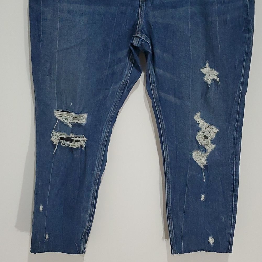 ABERCROMBIE & Fitch 36x26 High Rise Mom Jeans - Picture 3 of 7